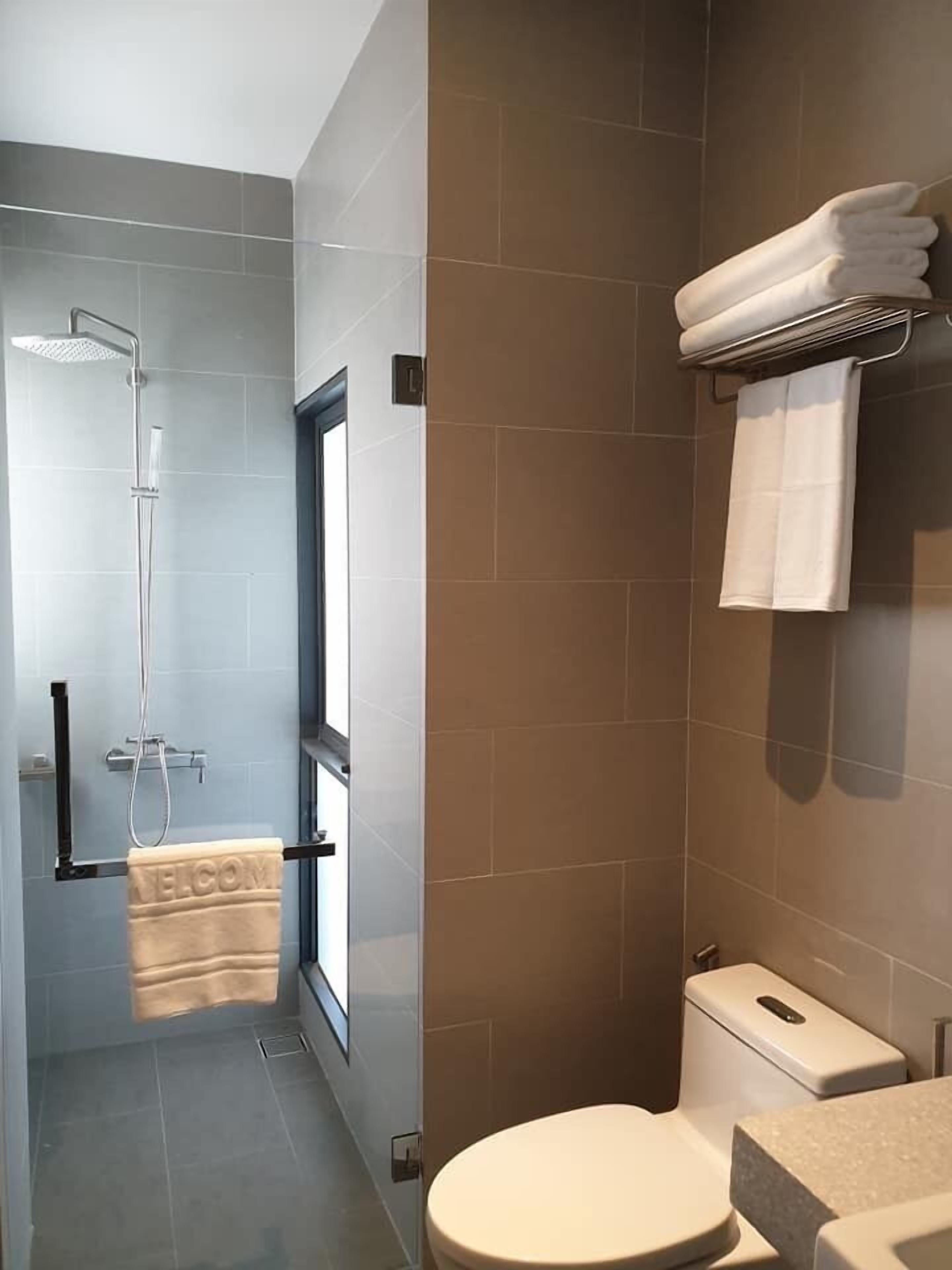 executive room | bathroom shower