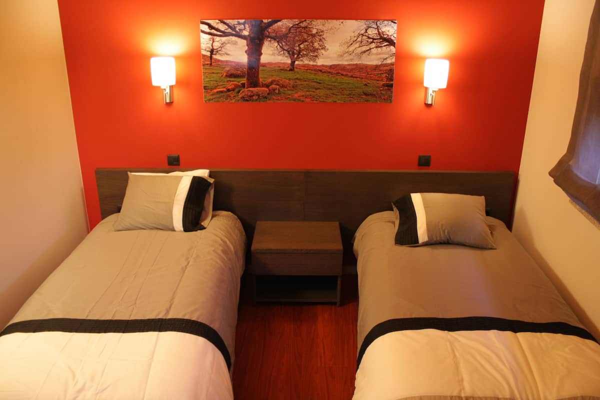 House, 2 Bedrooms | Hypo-allergenic bedding, down duvets, soundproofing