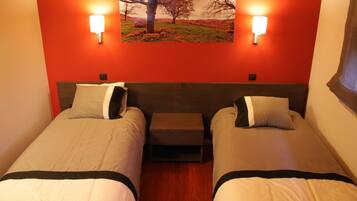 House, 2 Bedrooms | Hypo-allergenic bedding, down comforters, soundproofing