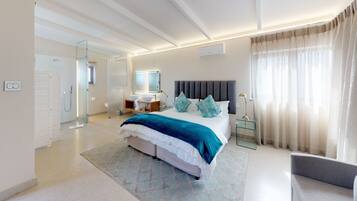 Une chambre d’hôtel moderne avec un grand lit, une table de chevet, un miroir et une fenêtre avec des rideaux.