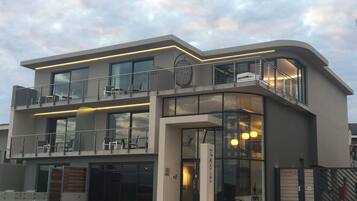 Fassade der Unterkunft â Abend/Nacht