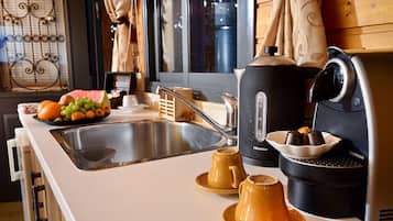 Køleskab, mikrobølgeovn, kaffe-/temaskine, elkedel