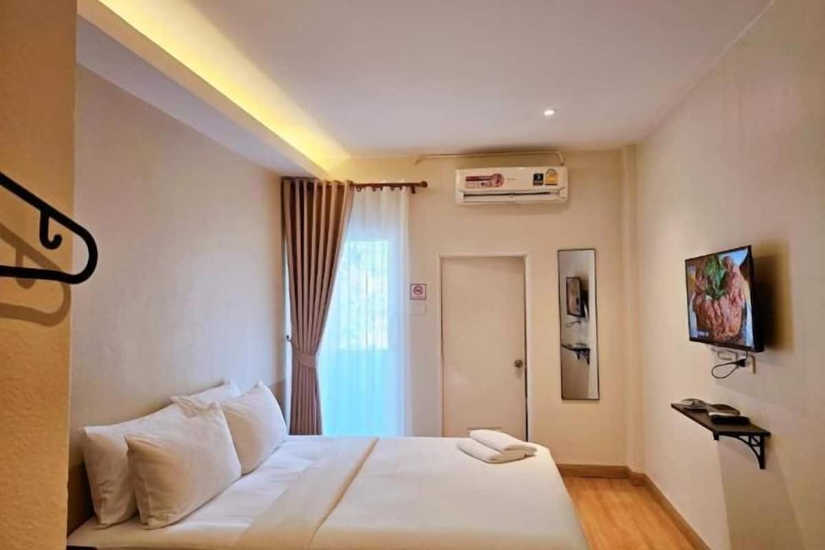 Blackout curtains, free WiFi
