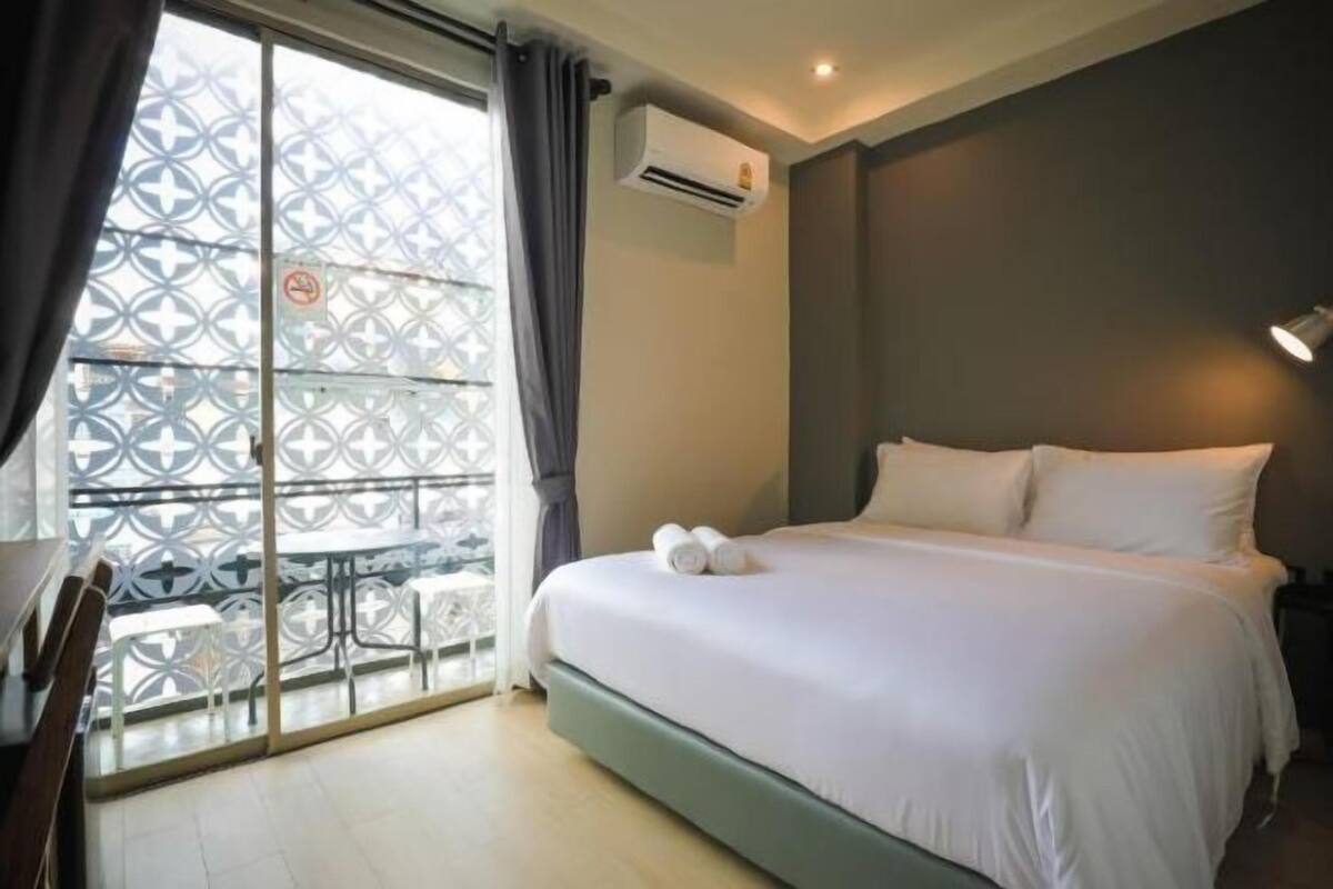 Blackout curtains, free WiFi