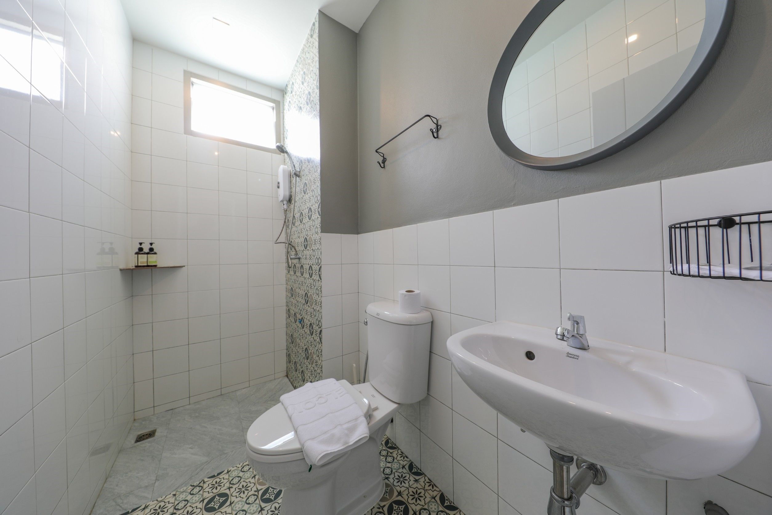 Dusj, toalettartikler (inkludert), hårføner og håndklær