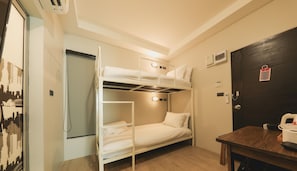 Habitació quàdruple estàndard, diversos llits, no fumadors | Cortines opaques i wifi gratuïta
