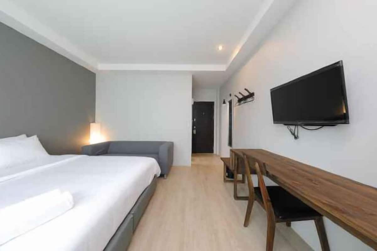 Blackout curtains, free WiFi