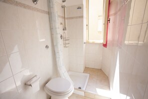 Apartment, 2 Schlafzimmer (Luna) | Badezimmer | Dusche, Handtücher