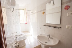 Apartment, 2 Bedrooms (Luna) | Bathroom | Shower, towels