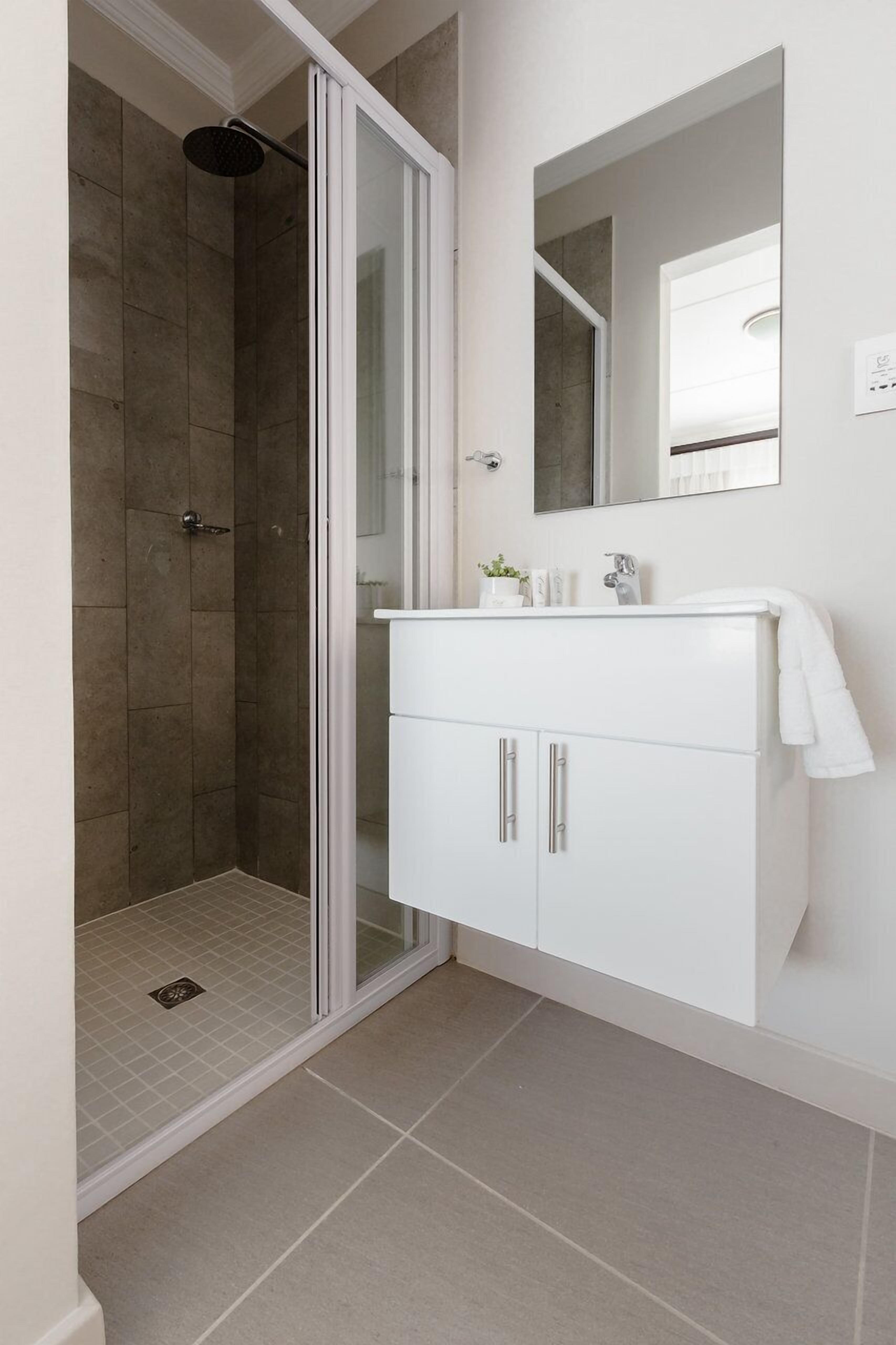 Deluxe Apartment | Bathroom | Separate bathtub and shower, deep-soaking bathtub, rainfall showerhead