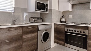 Coffee/tea maker, full-sized fridge, microwave, oven - Kyalami Creek Luxury Apartments (Midrand)