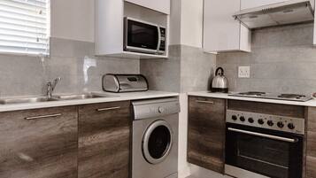 Lemari es besar, microwave, oven, dan kompor