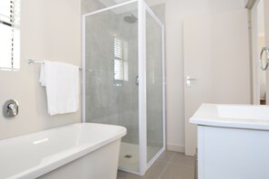Separate bathtub and shower, deep-soaking bathtub, rainfall showerhead - Kyalami Creek Luxury Apartments (Midrand)