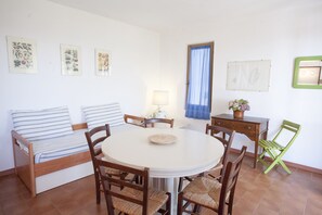 Apartment, 2 Schlafzimmer | Essbereich im Zimmer