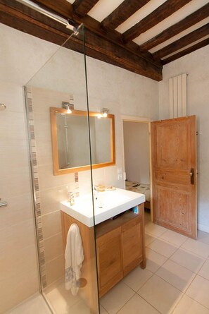 Standard Room, Multiple Beds, Non Smoking | Bathroom | Shower, rainfall showerhead, free toiletries, hair dryer - Chambre d'hôtes La Malinette (Malain)