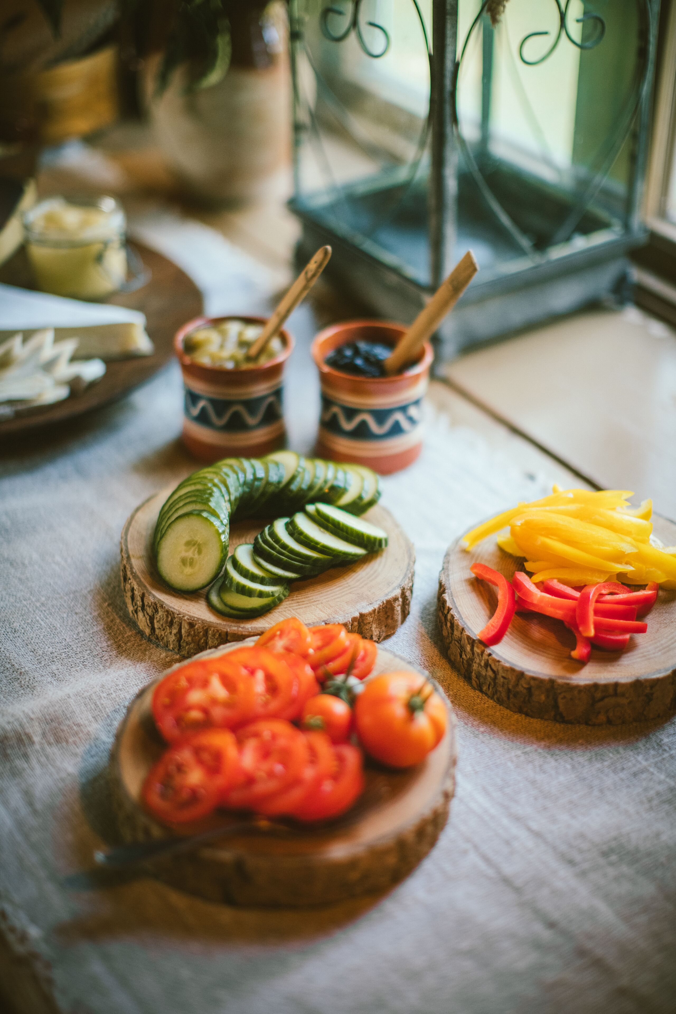 Una mesa de madera con verduras cortadas y un recipiente con salsa.