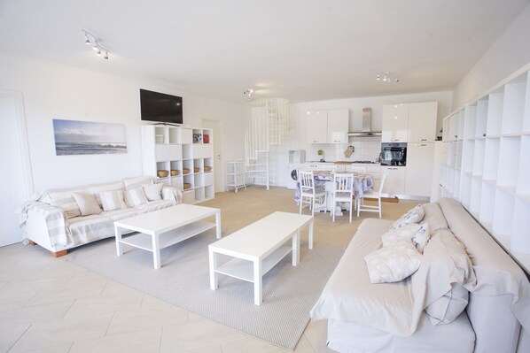 Apartment, 4 Schlafzimmer, Erdgeschoss | Wohnzimmer | Flachbildfernseher