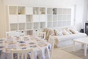 Apartment, 4 Schlafzimmer, Erdgeschoss | Essbereich im Zimmer