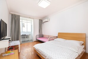 Habitación familiar | Ropa de cama hipoalergénica, escritorio y cortinas blackout