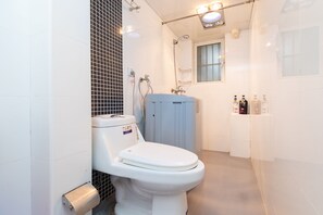 Habitación familiar | Baño | Regadera, regadera con hidromasaje, amenidades de baño gratuitas