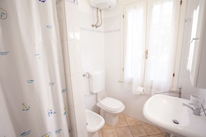 Apartment, 2 Bedrooms, Ground Floor | Bathroom | Shower - Appartamenti Villa Anna (Capoliveri)