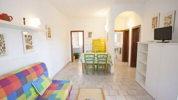 Apartment, 2 Bedrooms (no.2) | Living room | TV