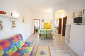 Apartment, 2 Bedrooms (no.2) | Living room | TV