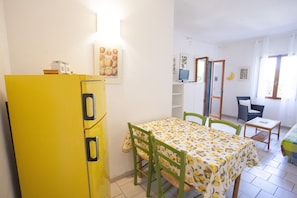 Apartment, 2 Bedrooms (no.2) | In-room dining - Appartamenti Arco Bianco (Capoliveri)