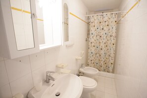 Apartment, 2 Bedrooms (no.3) | Bathroom | Shower - Appartamenti Arco Bianco (Capoliveri)