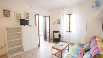 Apartment, 2 Bedrooms (no.2) | Living room | TV