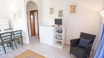 Apartment, 2 Bedrooms (no.3) | Living room | TV