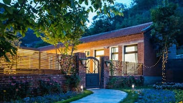 Design House, 4 Bedrooms | Desk, blackout drapes, free WiFi