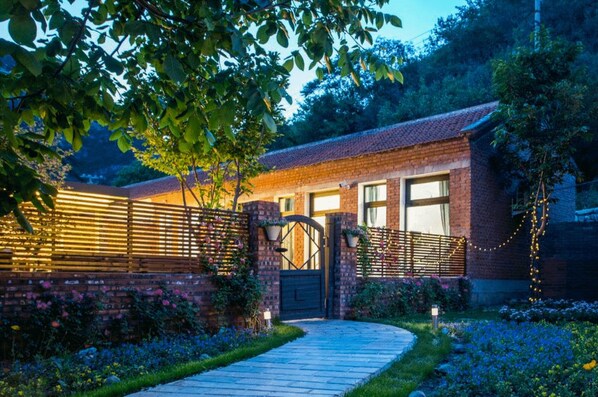 Escritorio, cortinas blackout y wifi gratis 