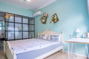 Signature House, 4 Bedrooms | Desk, blackout drapes, free WiFi
