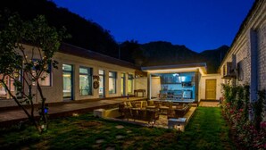 A modern house with a patio area, a kitchen, and a dining space. - Snail Home Inn (Huairou)