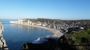 A coastal town with a beach, cliffs, and a lighthouse. - Le Clos des Pensées (Saint-Sauveur-d'Emalleville)