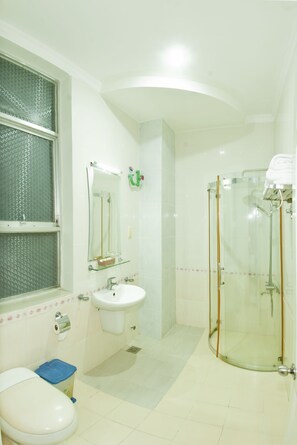 ฝักบัวในอ่างอาบน้ำ, อ่างอาบน้ำแบบแช่ตัว, ของใช้ในห้องน้ำ ฟรี