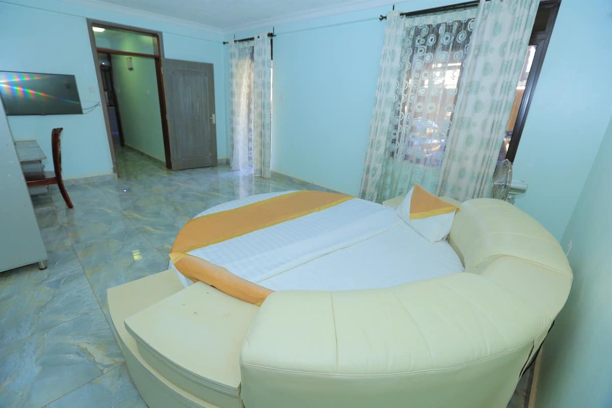 Superior Room, 1 Queen Bed | Iron/ironing board, free WiFi, bed sheets