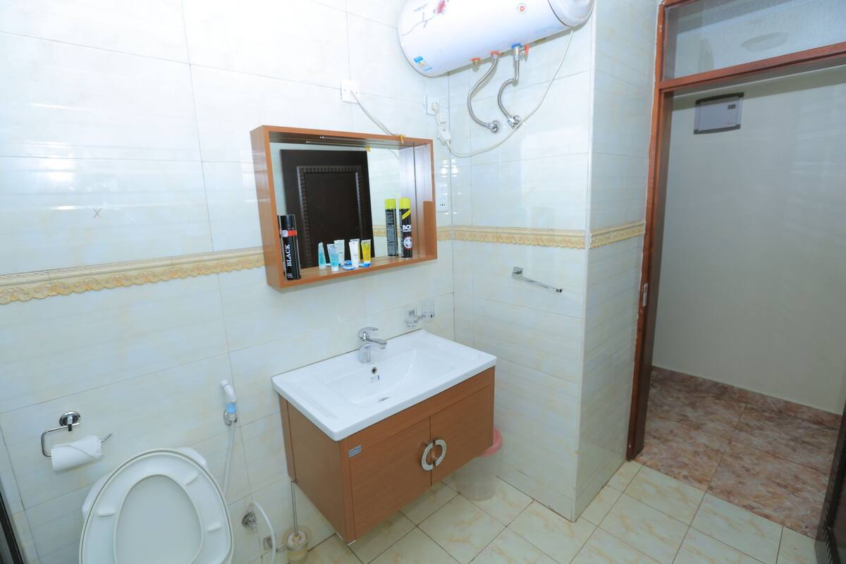Bañera profunda, cabezal de ducha con hidromasaje