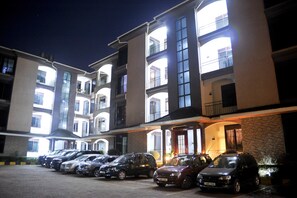 Fassade der Unterkunft – Abend/Nacht