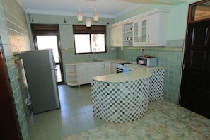 Habitación superior, 1 cama Queen size | Cocina privada | Refrigerador con congelador, microondas, horno y parrilla de estufa 