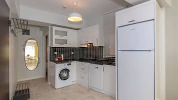 Deluxe Suite | Private kitchen | Electric kettle, dining tables