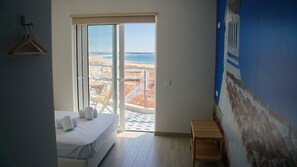 ダブルルーム ダブルベッド 1 台 専用バスルーム 海側 | 遮光カーテン、防音設備、アイロン / アイロン台、WiFi (無料)