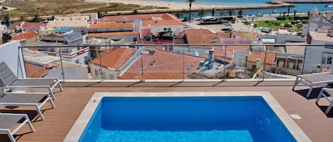 室外泳池;08:00 至 23:00 開放;躺椅