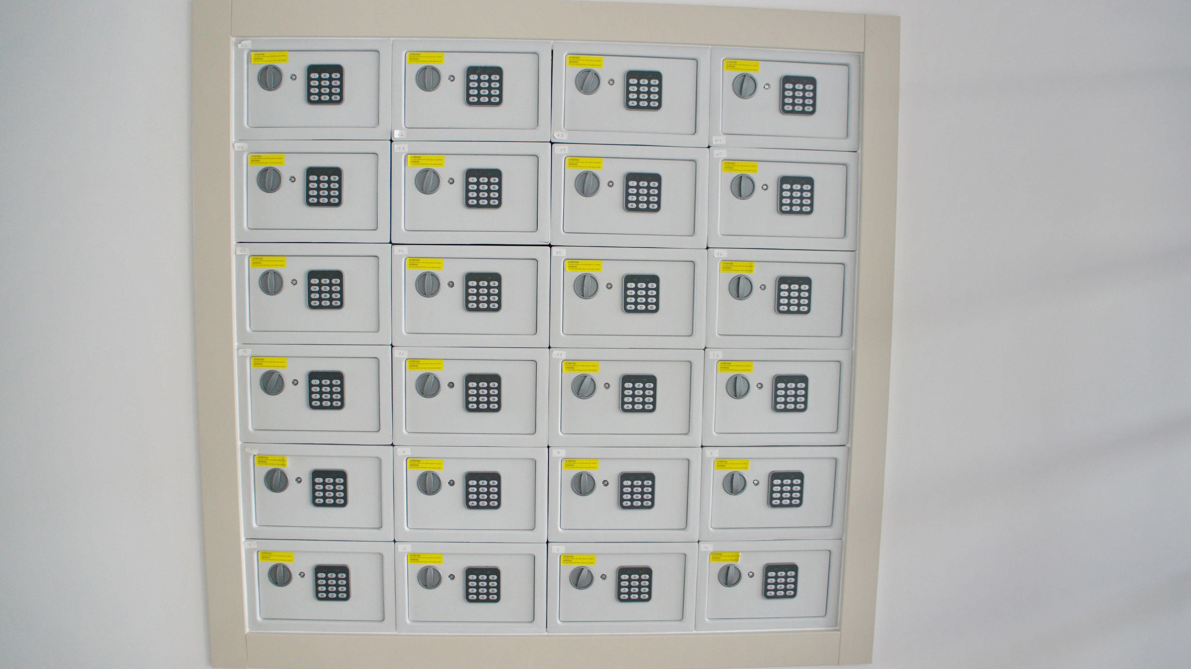 Un mur comportant plusieurs coffres-forts disposés selon un motif en grille.