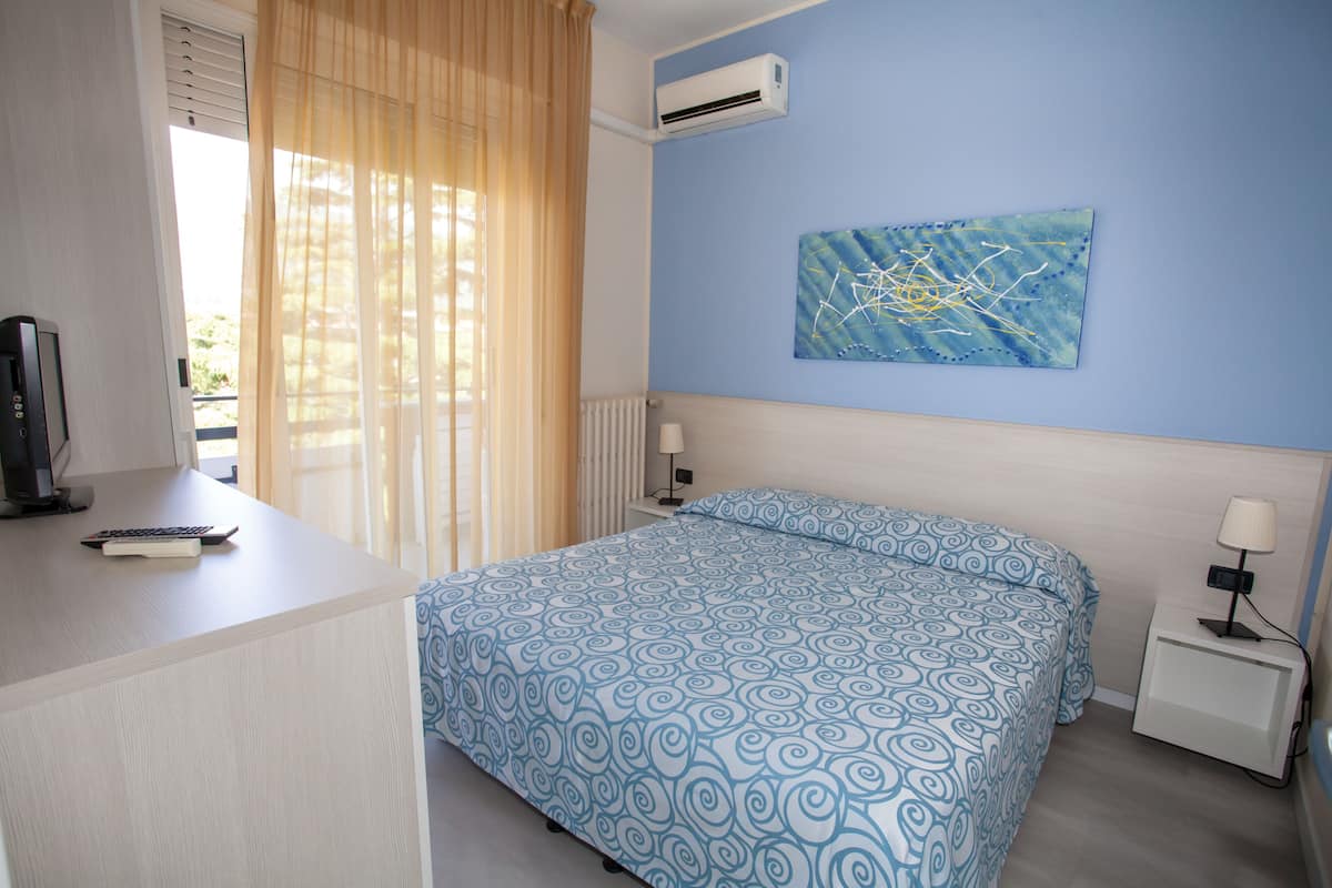 Premium bedding, in-room safe, blackout curtains, iron/ironing board