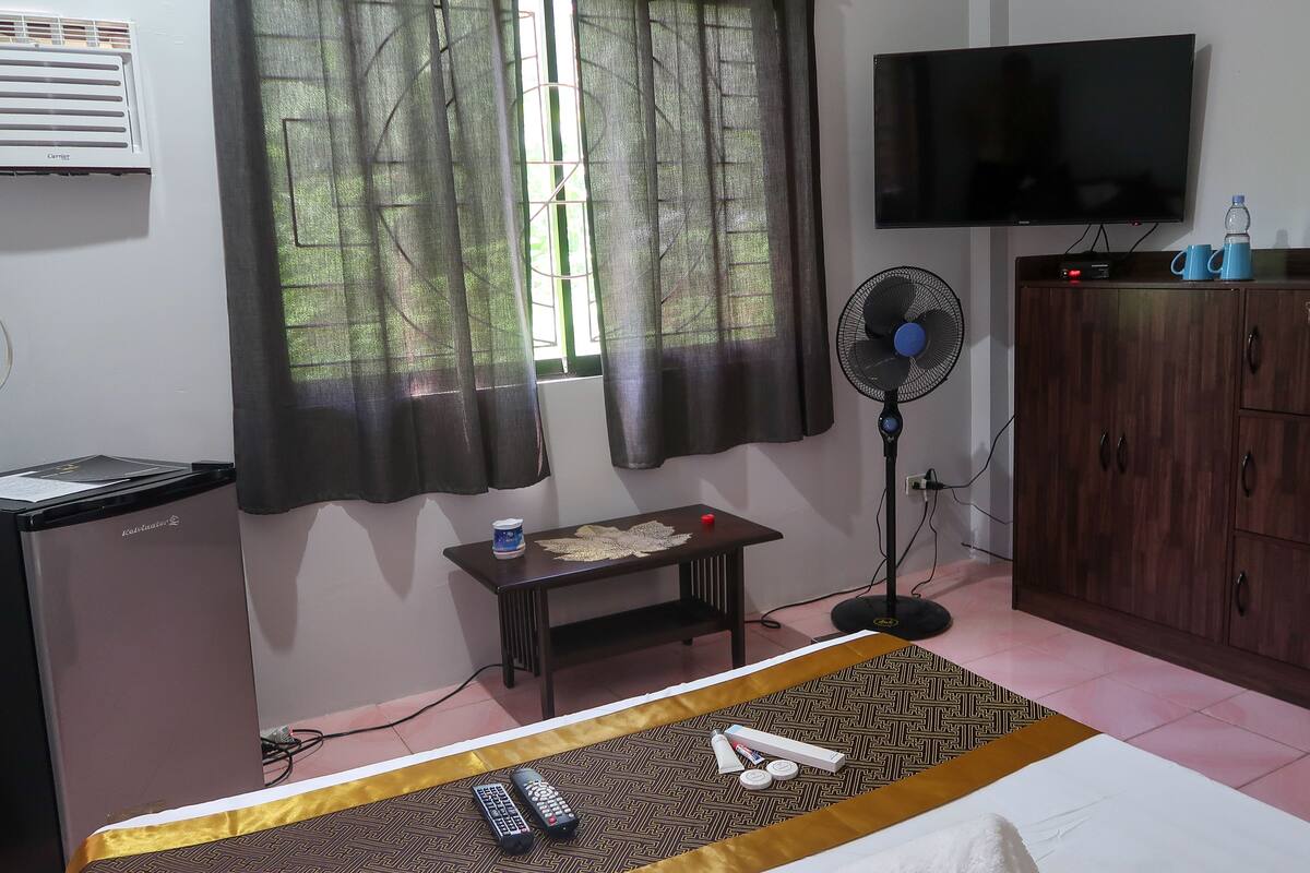 Premium bedding, minibar, iron/ironing board, free WiFi
