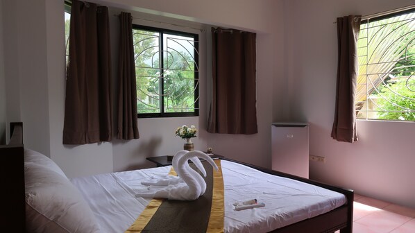Premium bedding, minibar, iron/ironing board, free WiFi