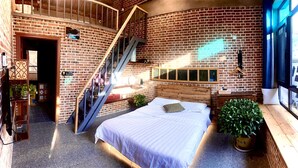 Kamar Quadruple Klasik (Loft) | Seprai premium, tirai kedap cahaya, dan Wi-Fi gratis