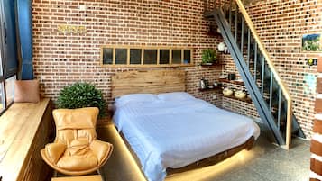 Premium bedding, individually decorated, blackout drapes, free WiFi